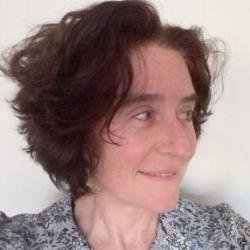 Dr Romola  Davenport